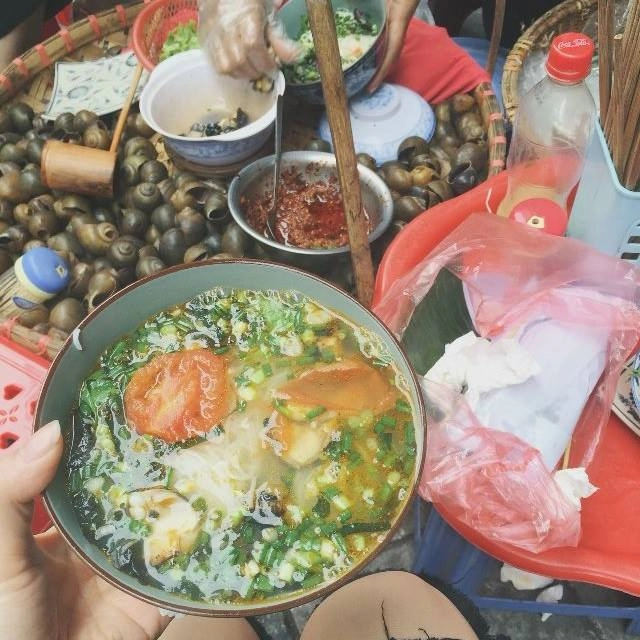 5 quán vỉa hè không tên tại phố cổ hà nội bán toàn món dân dã dưới 50k chẳng cần biển hiệu vẫn đông khách - 2