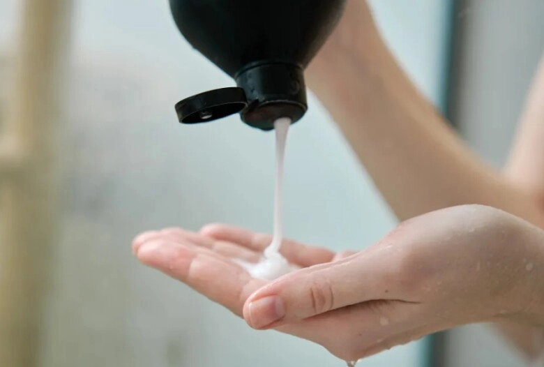 5 thói quen chăm sóc tóc tưởng tốt nhưng khiến tóc xơ xác như rễ tre dùng đồ đắt tiền cũng khó cứu nổi - 2