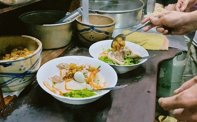 6 địa chỉ ăn uống xuyên đêm ở sài gòn có quán cơm tấm ma tiệm mì 65 năm không ngủ cháo 70ktô vẫn đông nườm nượp - 3
