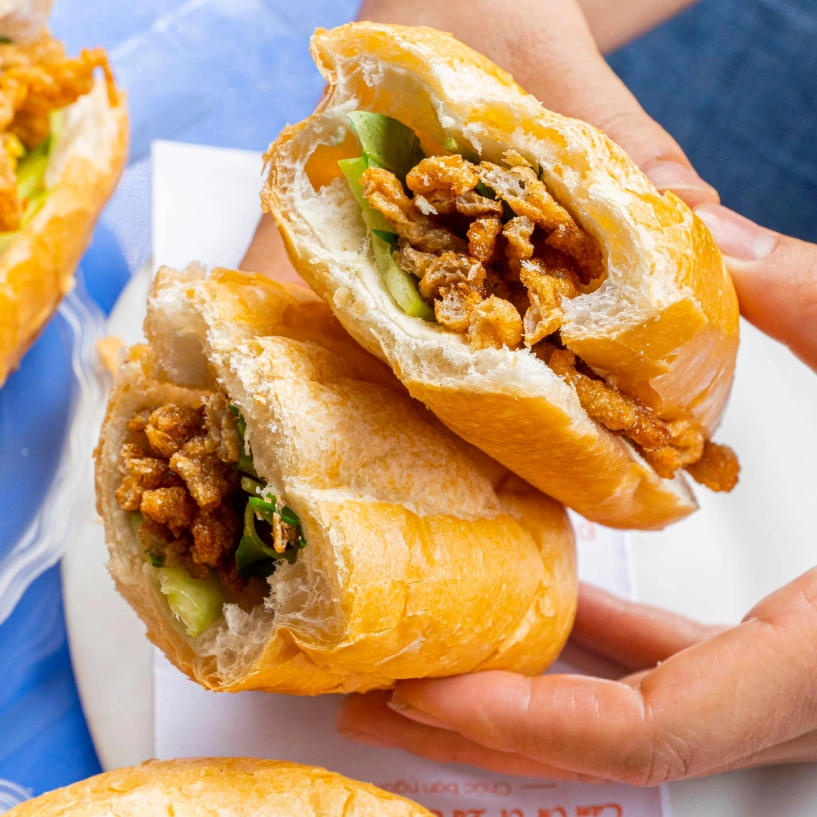 6 quán bánh mì chả cá nổi tiếng ở hà nội có tiệm vượt ngàn cây số ra thủ đô xe đẩy vỉa hè mà khách nườm nượp - 1