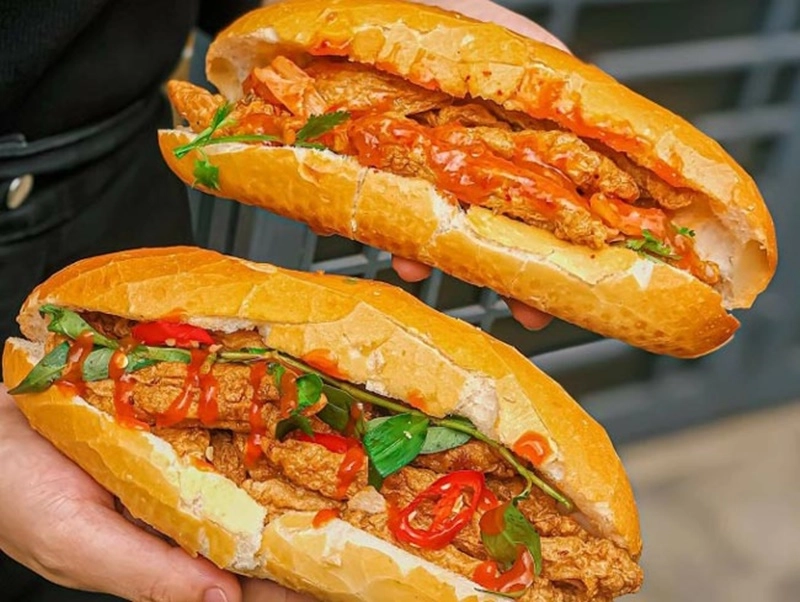 6 quán bánh mì chả cá nổi tiếng ở hà nội có tiệm vượt ngàn cây số ra thủ đô xe đẩy vỉa hè mà khách nườm nượp - 2