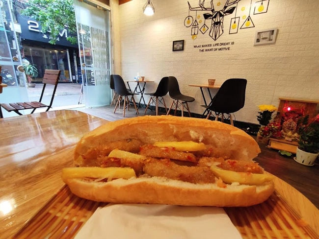 6 quán bánh mì chả cá nổi tiếng ở hà nội có tiệm vượt ngàn cây số ra thủ đô xe đẩy vỉa hè mà khách nườm nượp - 5
