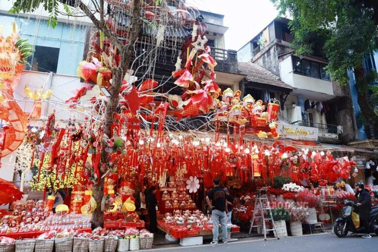 7 khu chợ nổi tiếng nhộn nhịp nhất hà nội vào dịp tết tha hồ mua đồ trang trí cây cảnh không thiếu thứ gì - 1