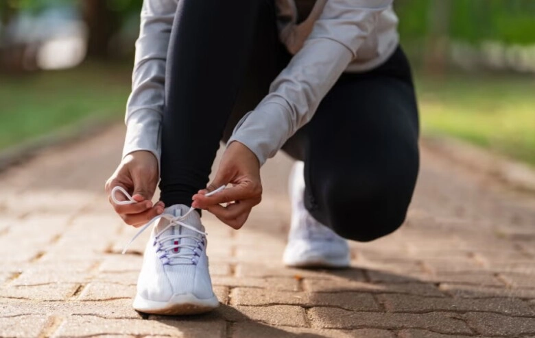8 cách đi bộ đốt mỡ khiến hội chị em mê mẩn vì quá dễ áp dụng có 1 kiểu ngược đời nhưng đốt calo cao hơn bình thường - 1