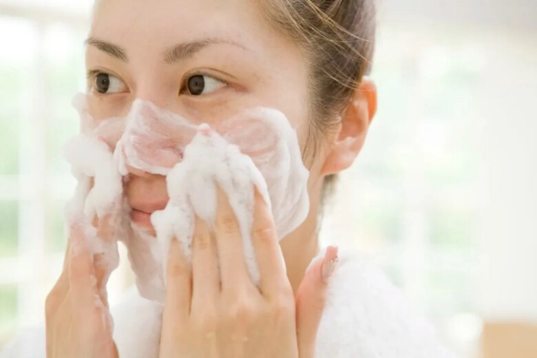 8 thói quen chăm sóc da dầu tưởng tốt hoá ra khiến mặt càng thêm bóng nhẫy như bôi mỡ dùng sản phẩm đắt tiền cũng vô dụng - 1
