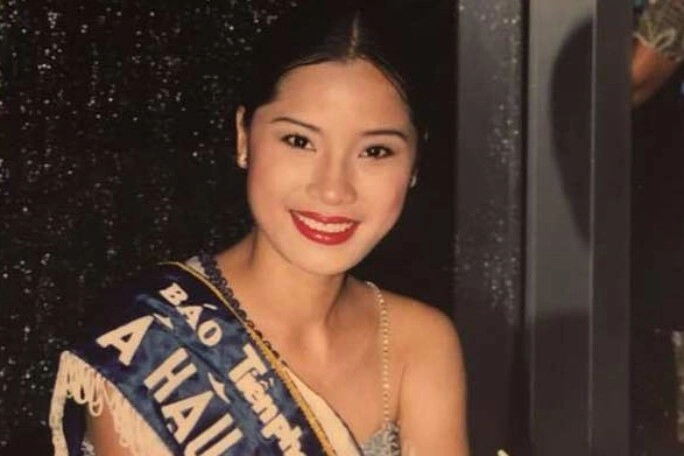 Á hậu có vòng eo đẹp nhất showbiz rời đỉnh cao sự nghiệp để lấy chồng họa sĩ giờ làm mẹ 4 con vẫn trẻ như thời son rỗi - 1