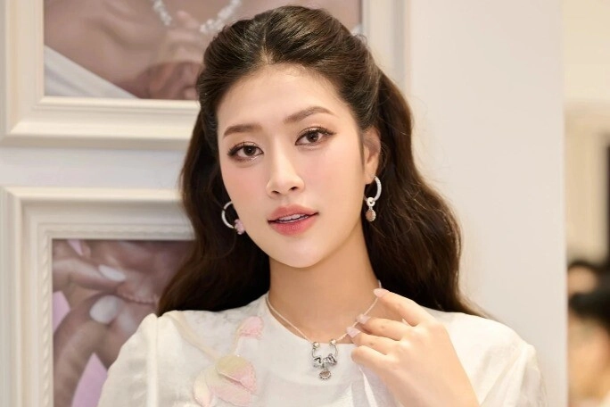 Á hậu có vòng eo đẹp nhất showbiz rời đỉnh cao sự nghiệp để lấy chồng họa sĩ giờ làm mẹ 4 con vẫn trẻ như thời son rỗi - 3