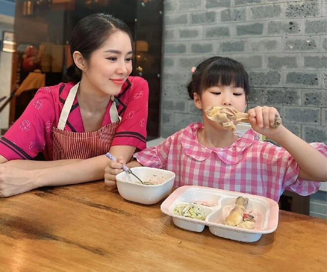 Ái nữ 5 tuổi nhà lê phương 10 phút ăn hết 2 đùi gà vóc dáng vượt trội hệt anh trai chung nửa dòng máu - 2