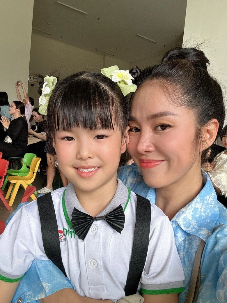 Ái nữ 5 tuổi nhà lê phương 10 phút ăn hết 2 đùi gà vóc dáng vượt trội hệt anh trai chung nửa dòng máu - 3
