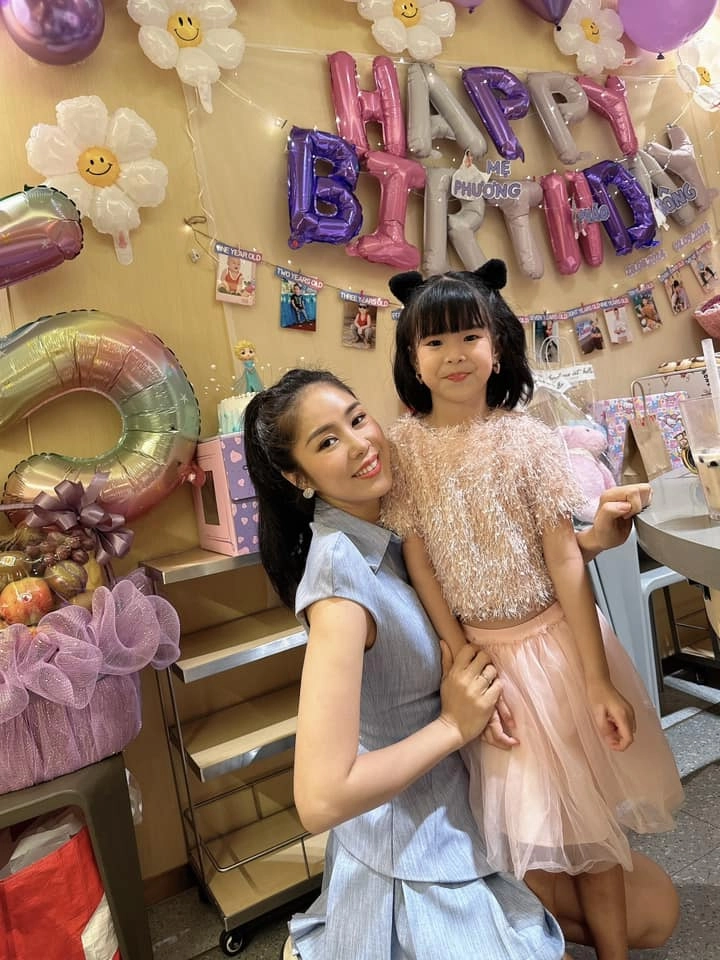 Ái nữ 5 tuổi nhà lê phương 10 phút ăn hết 2 đùi gà vóc dáng vượt trội hệt anh trai chung nửa dòng máu - 4