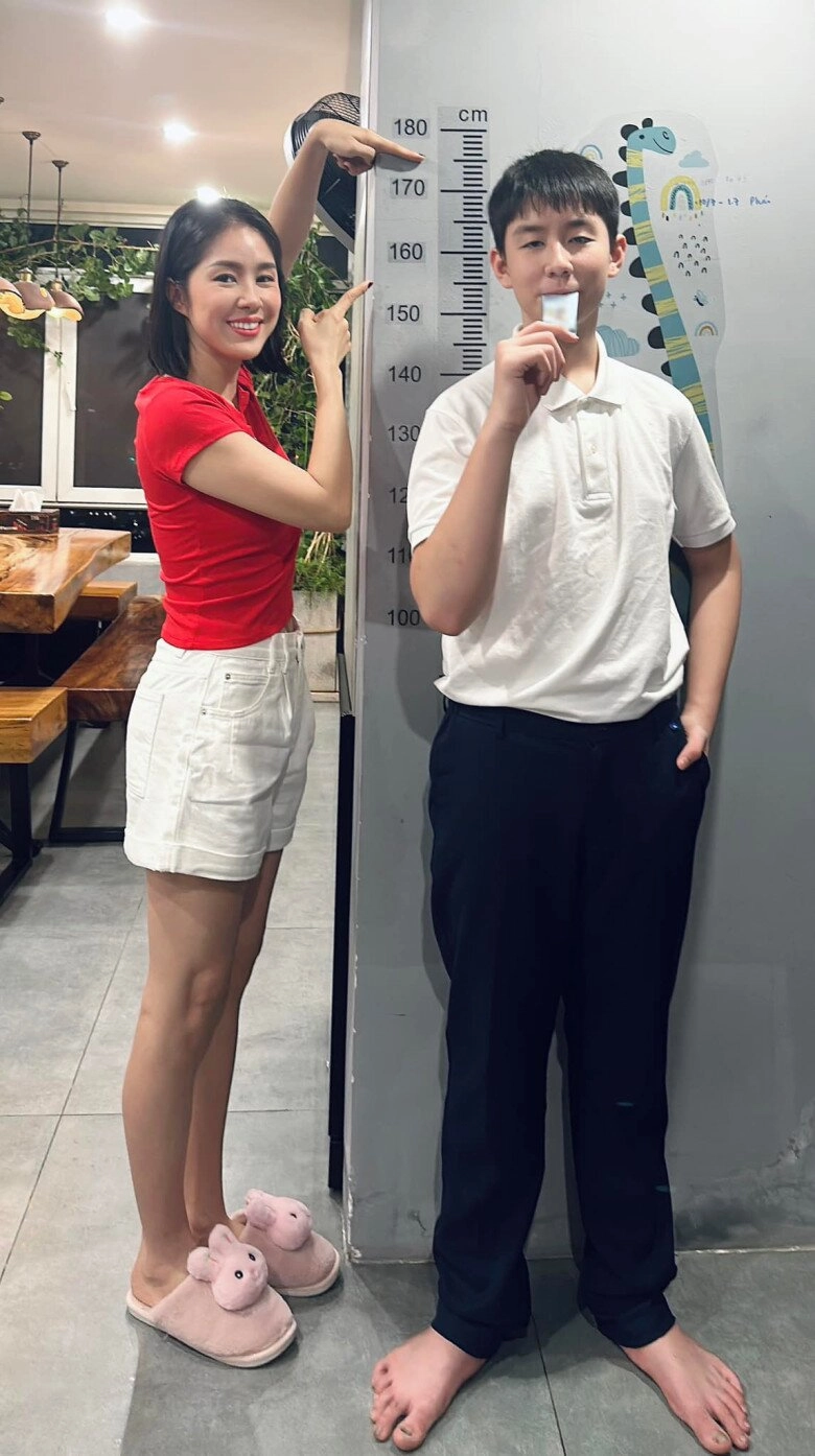 Ái nữ 5 tuổi nhà lê phương 10 phút ăn hết 2 đùi gà vóc dáng vượt trội hệt anh trai chung nửa dòng máu - 9