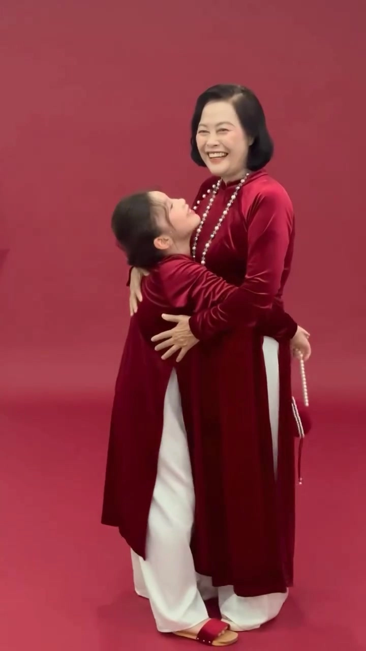 Ái nữ nhà sao việt đụng hàng áo dài đỏ đón tết con cường đô la như người mẫu con đoàn di băng thành cô dâu - 15