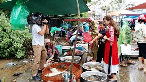 Ẩn mình giữa thành phố việt trì có một khu chợ quê hiếm hoi sót lại tồn tại nhiều năm giờ vẫn đông nghịt khách - 1