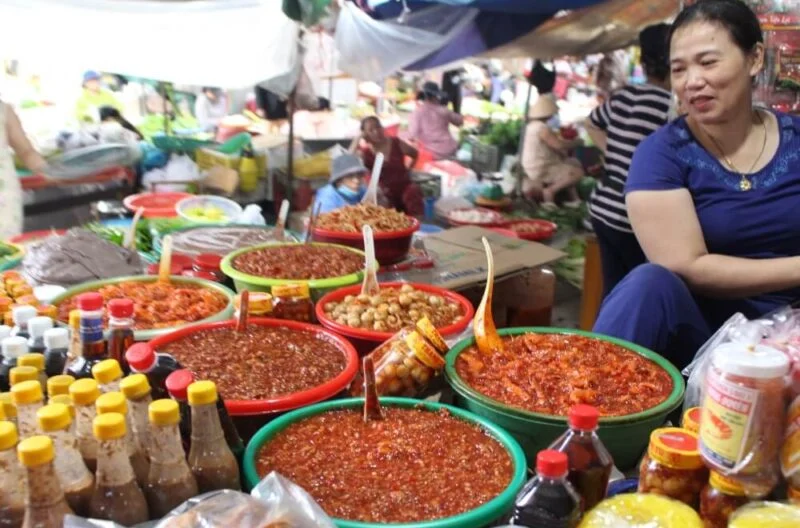 Ăn sập đủ món ngon giá bình dân ở khu chợ giá rẻ nhất xứ huế ai đi cũng mê không muốn về - 5