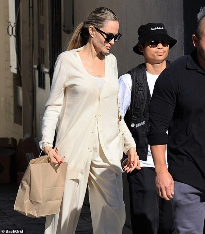 Angelina jolie bị chỉ trích vì không biết dạy pax thiên con trai nuôi gốc việt lộ dấu hiệu lạ trên mặt - 4