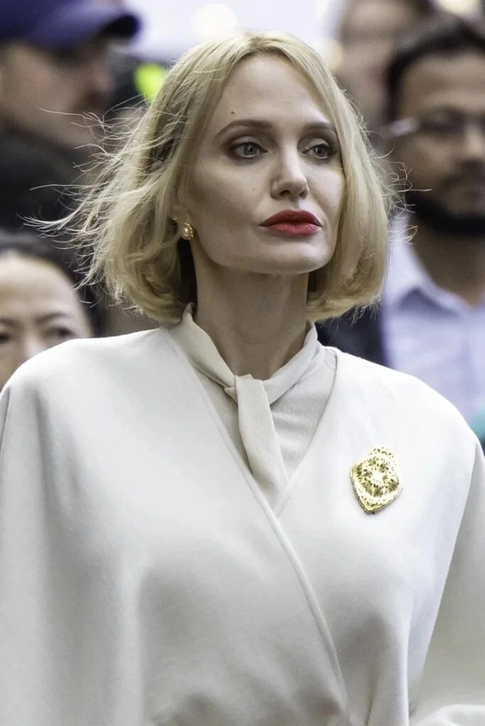 Angelina jolie đẹp rực rỡ với mái tóc ngắn vàng hoe con trai cả maddox hiếm hoi lộ diện - 2