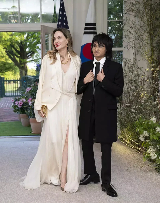 Angelina jolie đẹp rực rỡ với mái tóc ngắn vàng hoe con trai cả maddox hiếm hoi lộ diện - 6