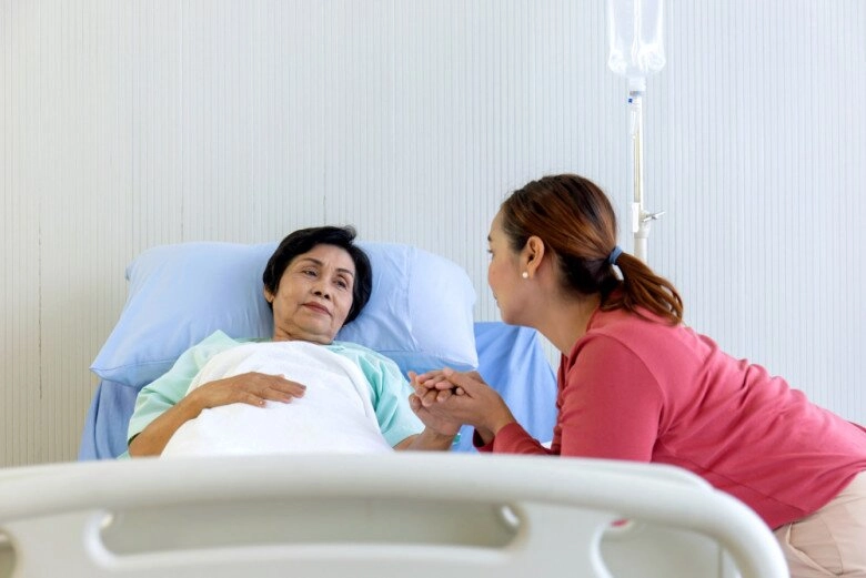 Anh cả nhắc tôi góp 200 triệu chữa bệnh cho mẹ tôi đưa ra 1 tờ giấy làm anh ngã vật ra ghế - 2