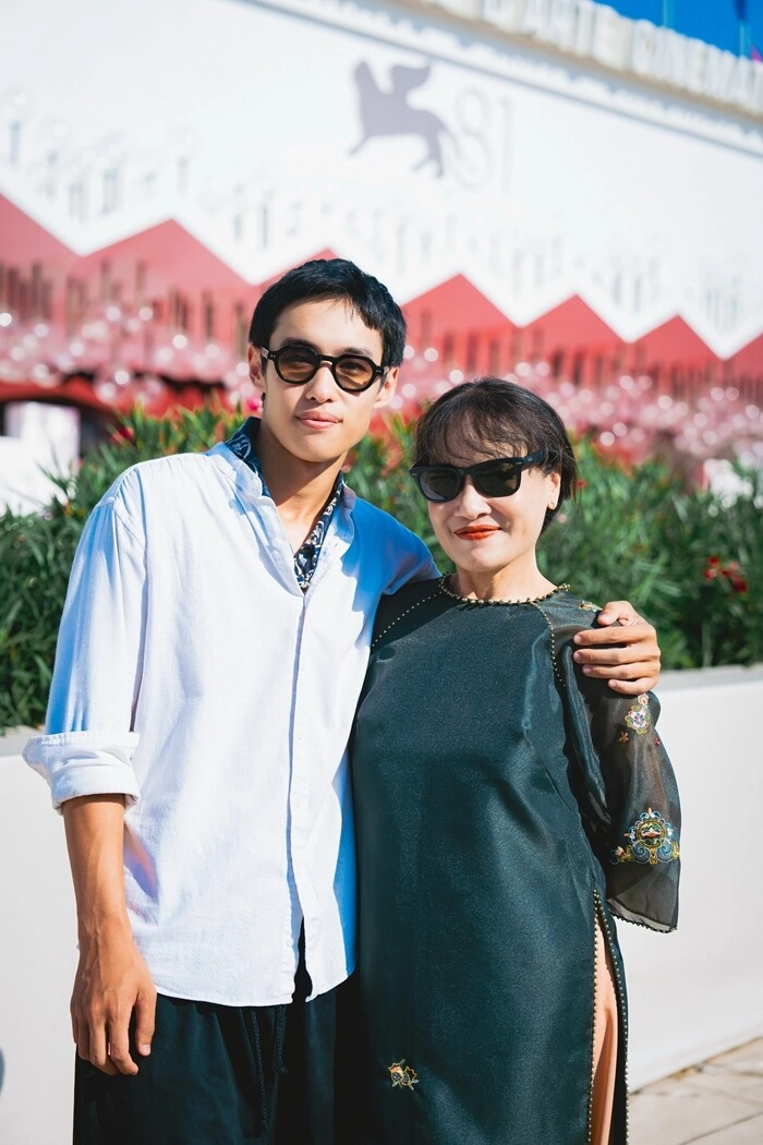 bà bích hương vị tình thân hiếm hoi khoe con trai ruột 21 tuổi chiều cao vượt trội tài năng chuẩn gen nhà nòi - 2