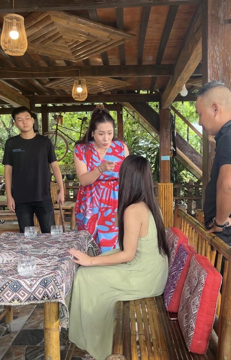 Bà trùm độc đạo trong phim phải cố giữ chồng ngoài đời sinh con trai ở tuổi 43 với mối tình đầu - 3