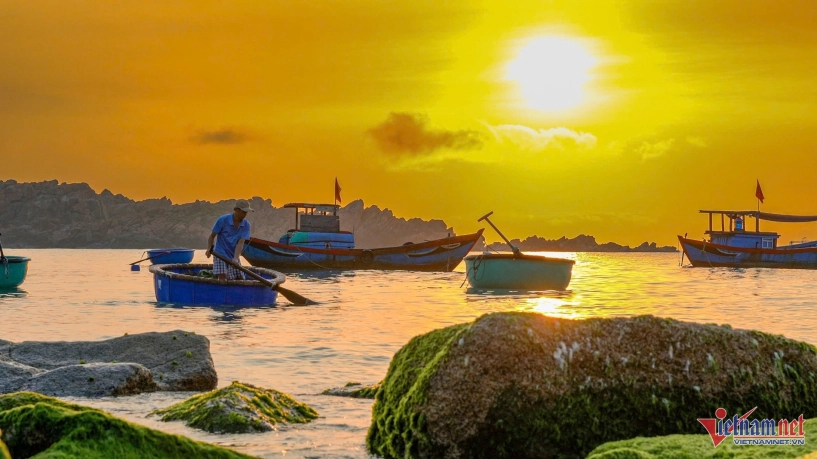 Bãi đá hình vòng cung ở quy nhơn hóa dải lụa xanh hút du khách check-in - 7