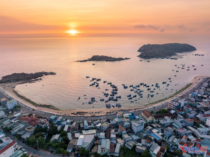 Bãi đá hình vòng cung ở quy nhơn hóa dải lụa xanh hút du khách check-in - 8