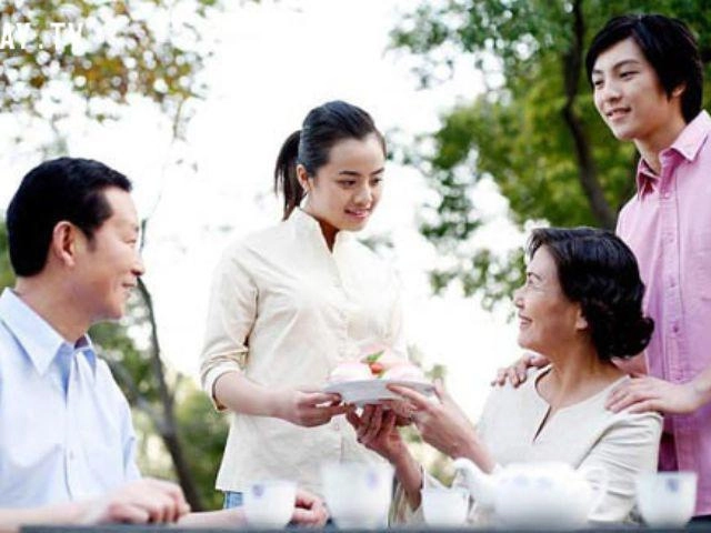 Bạn bè chê trách chồng tôi dựa hơi nhà vợ để tiến thân mẹ tôi hỏi một câu khiến tất cả im bặt - 2