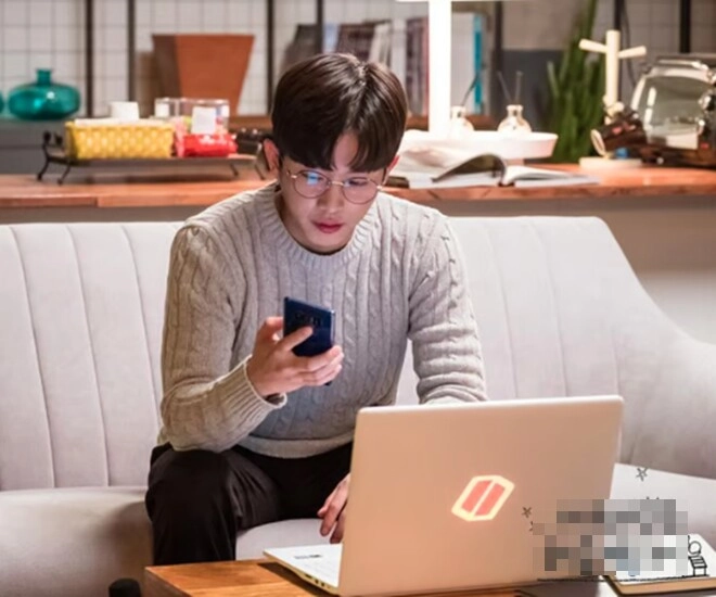 Bạn gái cũ gửi thiệp cưới tôi từ chối thẳng nhưng liền đổi ý sau khi nhận một cuộc điện thoại - 1