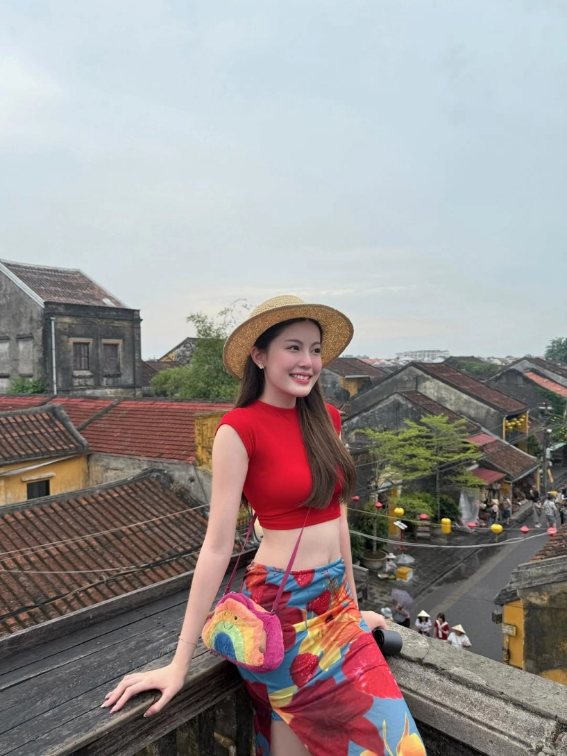 bạn gái tin đồn của hieuthuhai đam mê du lịch - 3