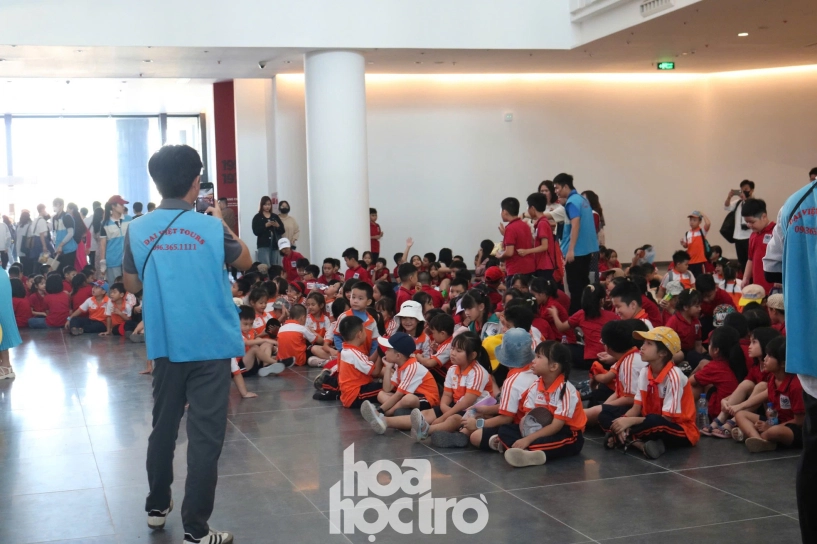 Bảo tàng lịch sử quân sự việt nam ngày đầu mở cửa giới trẻ đến đông kín phòng trưng bày - 4