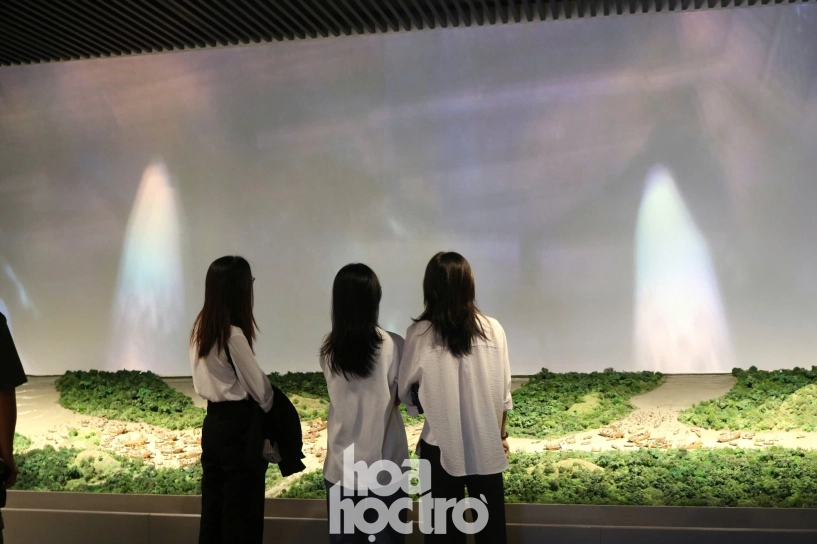 Bảo tàng lịch sử quân sự việt nam ngày đầu mở cửa giới trẻ đến đông kín phòng trưng bày - 8