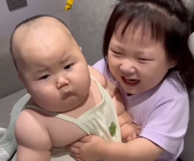 Bé 7 tháng nặng gần 14kg hot nhất mxh khiến mẹ bỉm ồ ạt xin vía mẹ bé tiết lộ điều không tưởng - 1