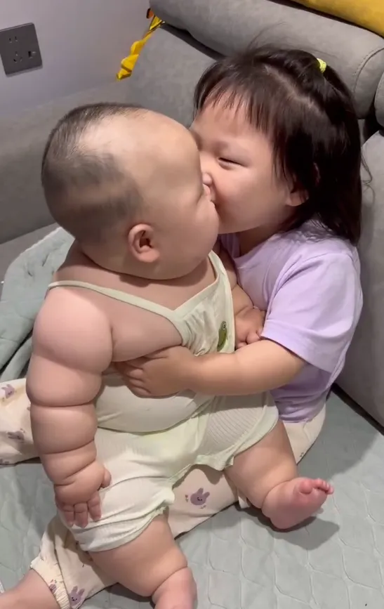 Bé 7 tháng nặng gần 14kg hot nhất mxh khiến mẹ bỉm ồ ạt xin vía mẹ bé tiết lộ điều không tưởng - 3
