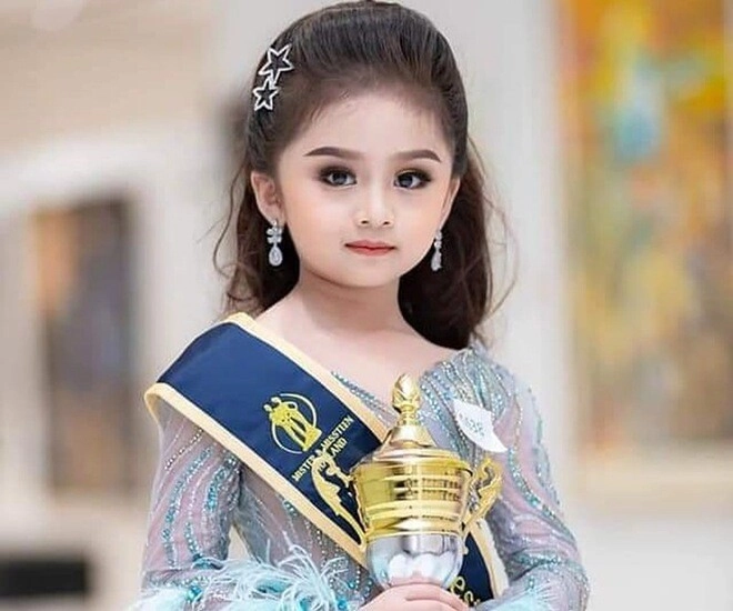 Bé gái 6 tuổi từng đăng quang hoa hậu nhí thái lan diện mạo tuổi dậy thì trông khác hẳn - 1
