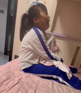 Bé gái đang ngồi học giữa đêm thì đột ngột ngã xuống đất người bố đứng cười khiến cõi mạng xôn xao - 4