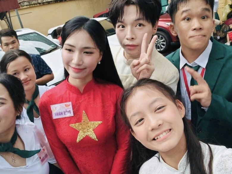 Bé gái đọ sắc 2 hoa hậu việt ở lễ diễu binh diễu hành 29 cực giỏi từng chung sân khấu mc lại văn sâm hoài anh - 1