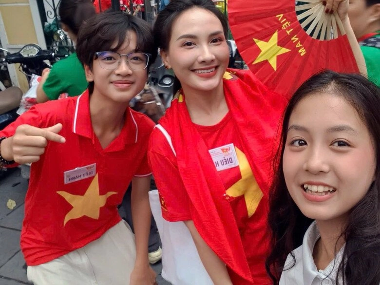 Bé gái đọ sắc 2 hoa hậu việt ở lễ diễu binh diễu hành 29 cực giỏi từng chung sân khấu mc lại văn sâm hoài anh - 2
