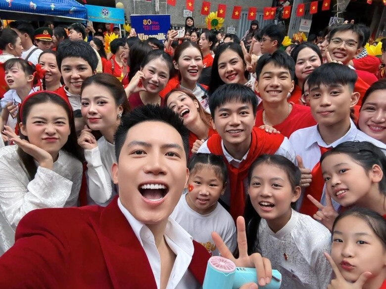 Bé gái đọ sắc 2 hoa hậu việt ở lễ diễu binh diễu hành 29 cực giỏi từng chung sân khấu mc lại văn sâm hoài anh - 3