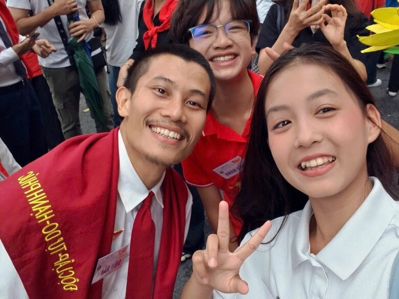 Bé gái đọ sắc 2 hoa hậu việt ở lễ diễu binh diễu hành 29 cực giỏi từng chung sân khấu mc lại văn sâm hoài anh - 4