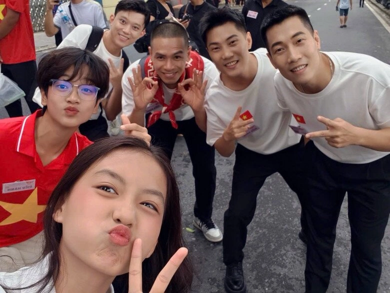 Bé gái đọ sắc 2 hoa hậu việt ở lễ diễu binh diễu hành 29 cực giỏi từng chung sân khấu mc lại văn sâm hoài anh - 7
