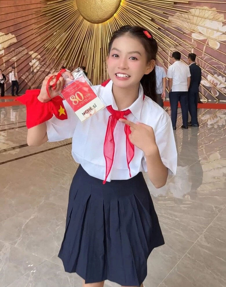 Bé gái đọ sắc 2 hoa hậu việt ở lễ diễu binh diễu hành 29 cực giỏi từng chung sân khấu mc lại văn sâm hoài anh - 8