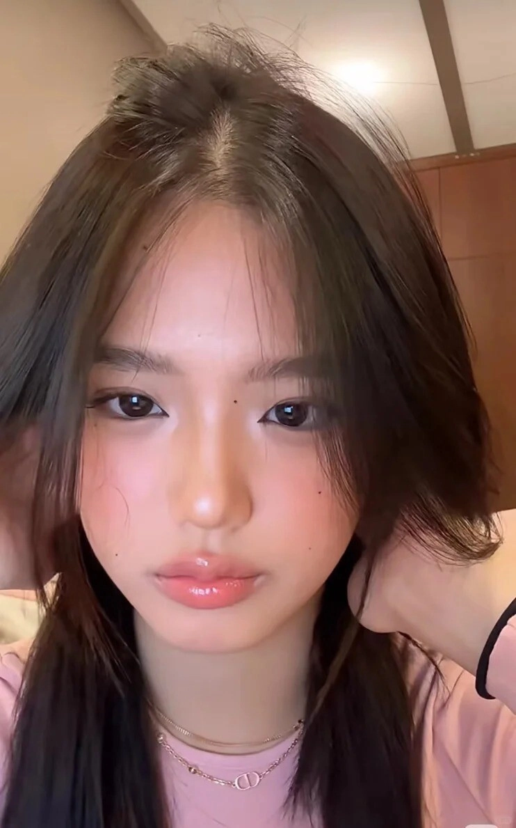 Bé gái gốc việt bị nói làm nền cho mẹ và các em vì kém xinh nhan sắc dậy thì không ai thất vọng - 4