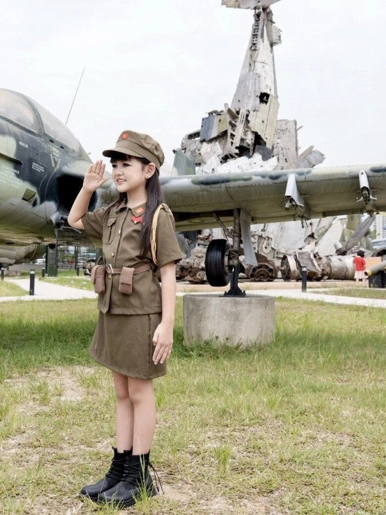 Bé gái hà nội hóa thân thành nữ quân nhân dịp đại lễ a80 được khen xinh hệt cô giáo búp bê đình đám mxh - 2