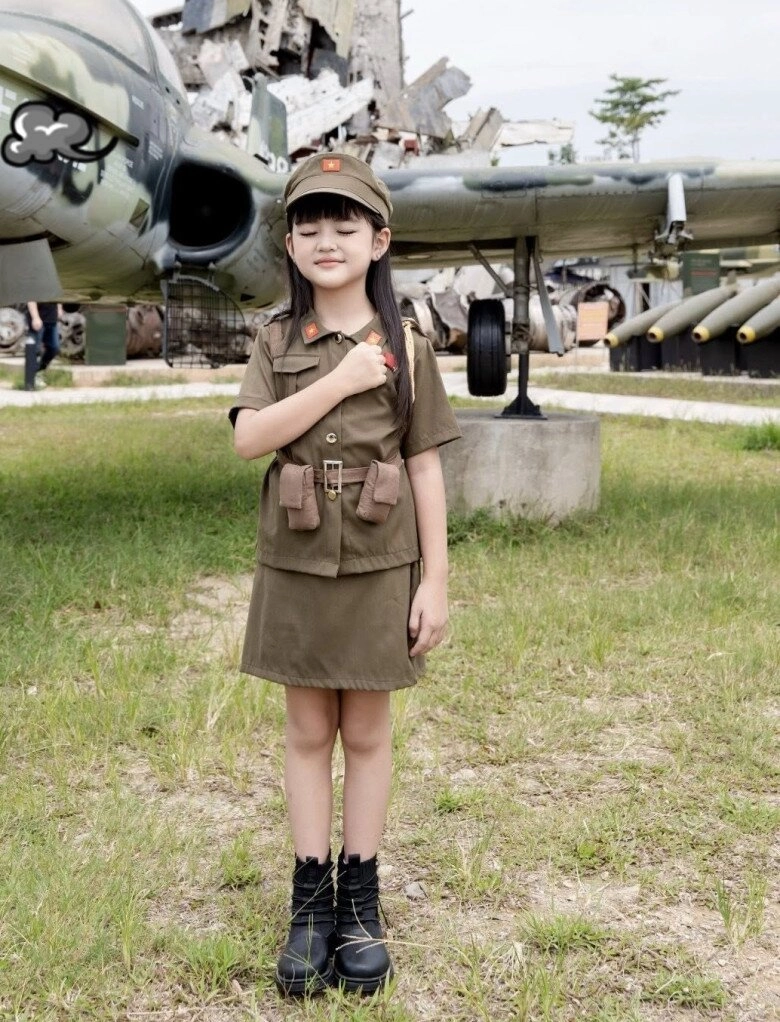 Bé gái hà nội hóa thân thành nữ quân nhân dịp đại lễ a80 được khen xinh hệt cô giáo búp bê đình đám mxh - 3