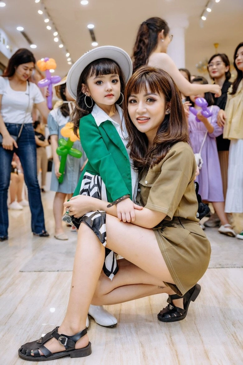 Bé gái hà nội hóa thân thành nữ quân nhân dịp đại lễ a80 được khen xinh hệt cô giáo búp bê đình đám mxh - 8