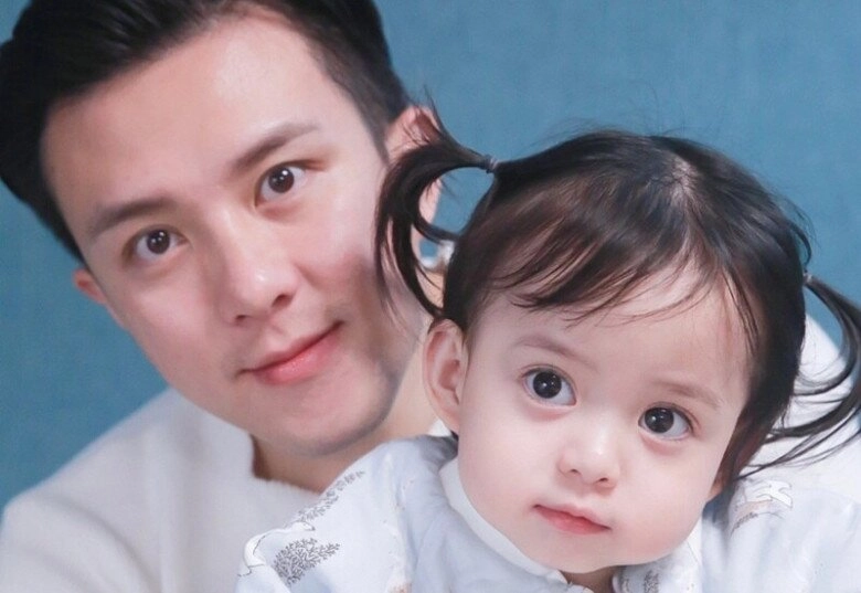 Bé gái mắt to da trắng xinh như thiên thần bố đứa trẻ lộ mặt khiến ai nấy tấm tắc mẹ bé thật may mắn - 1