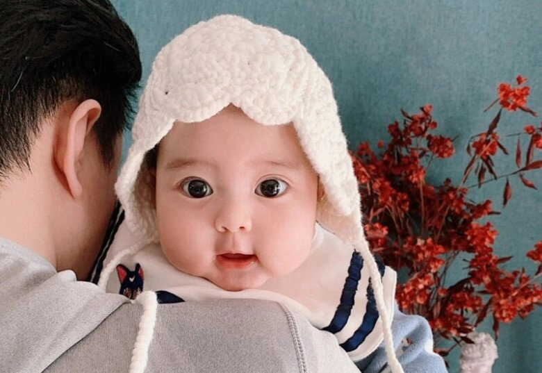 Bé gái mắt to da trắng xinh như thiên thần bố đứa trẻ lộ mặt khiến ai nấy tấm tắc mẹ bé thật may mắn - 3