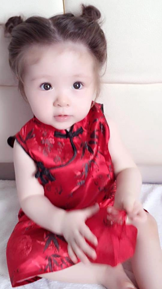 Bé gái việt giành giải nhất trên báo anh vì xinh như thiên thần giờ 11 tuổi gương mặt thay đổi nhiều - 5