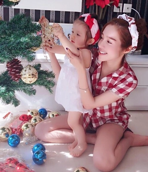 Bé gái việt giành giải nhất trên báo anh vì xinh như thiên thần giờ 11 tuổi gương mặt thay đổi nhiều - 8