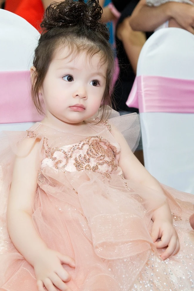 Bé gái việt giành giải nhất trên báo anh vì xinh như thiên thần giờ 11 tuổi gương mặt thay đổi nhiều - 9